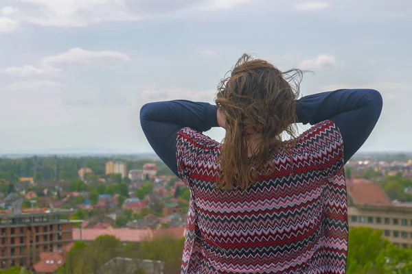 Kale duvarının yakınında kareli gömlekli ciddi genç yakışıklı kız