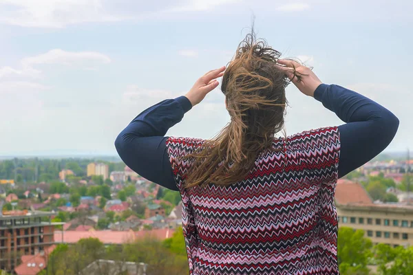 Kale duvarının yakınında kareli gömlekli ciddi genç yakışıklı kız