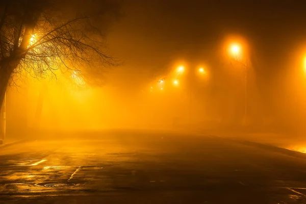 Nachtstraße im Nebel — Stockfoto