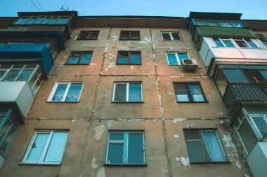 Pencere ve balkon duvardaki