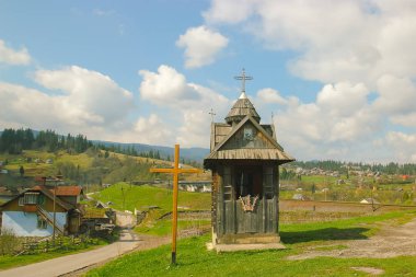 Kilise çatısının üzerinde tahta haç