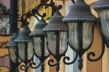 Küçük kasabada sokak lambası lambası