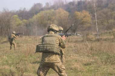 Ön saflarda. Savaş alanından pusu askeri saldırı