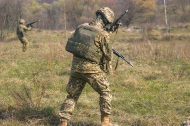 Ön saflarda. Savaş alanından pusu askeri saldırı