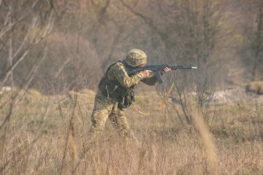 Ön saflarda. Savaş alanından pusu askeri saldırı