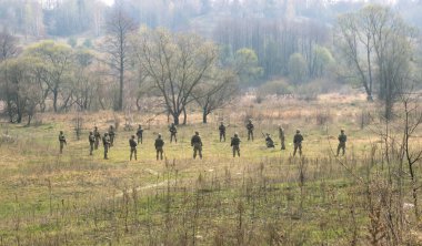 Ön saflarda. Savaş alanından pusu askeri saldırı