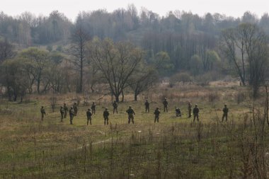 Ön saflarda. Savaş alanından pusu askeri saldırı