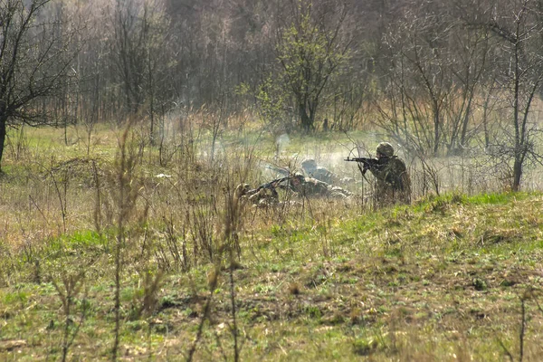 Ön saflarda. Savaş alanından pusu askeri saldırı