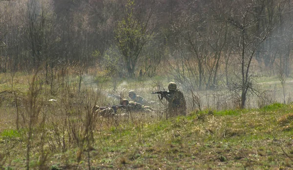 Linha da frente. Ataque militar no campo de batalha de emboscada — Fotografia de Stock