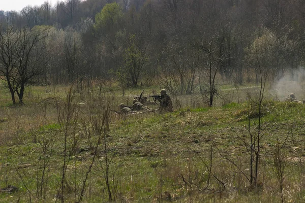Ön saflarda. Savaş alanından pusu askeri saldırı