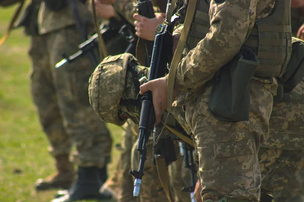 Фронтлайн Военная атака на поле боя из засады — стоковое фото