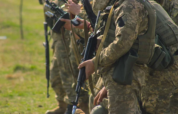 Linha da frente. Ataque militar no campo de batalha de emboscada — Fotografia de Stock