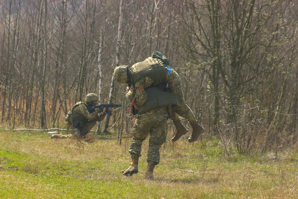 Frontlinjen. Militära angrepp på slagfältet från bakhåll — Stockfoto