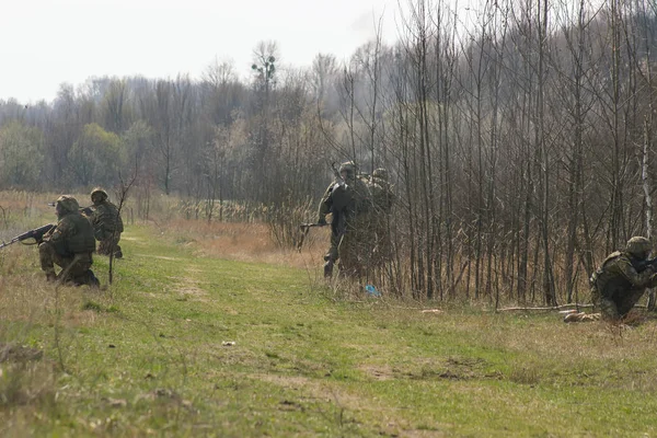 Linia frontu. Atak wojsk na polu bitwy z zasadzki — Zdjęcie stockowe