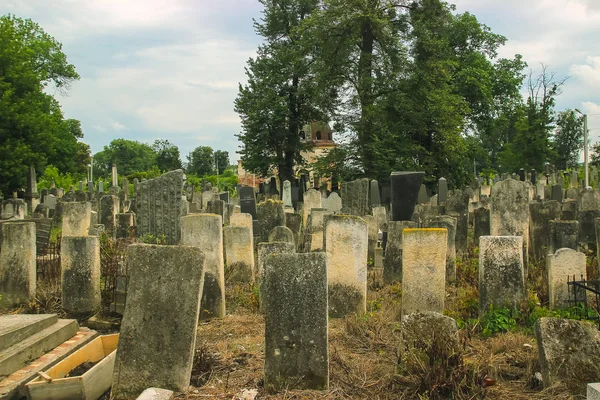 Grabsteine auf dem alten jüdischen Friedhof — Stockfoto