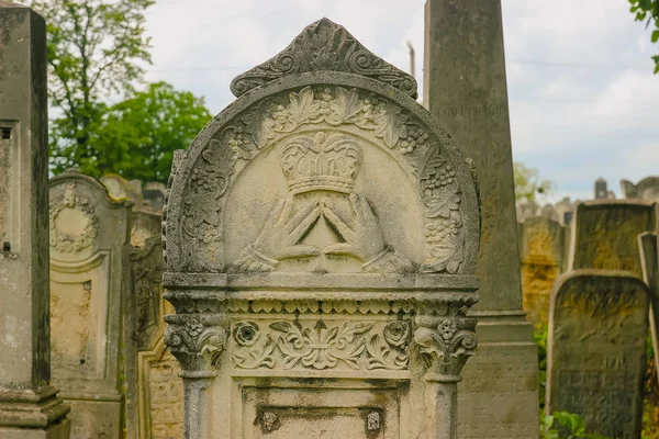 Pietre tombali nel Vecchio cimitero ebraico — Foto Stock