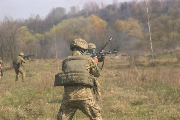 フロント ライン。待ち伏せから戦場への軍事攻撃 — ストック写真