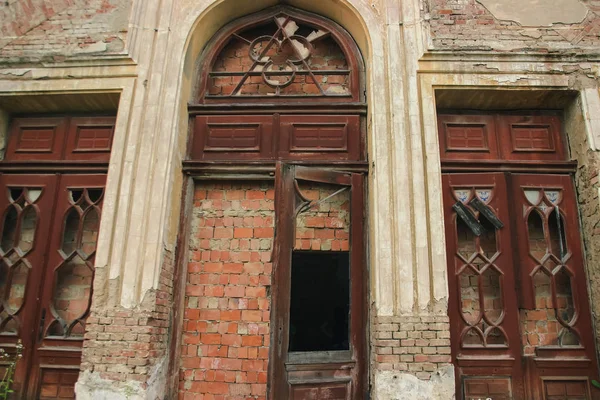 Uitgevoerd door afgebroken huis — Stockfoto