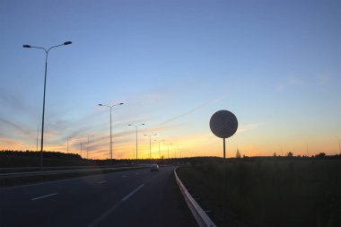 park önünde yolda yol işareti