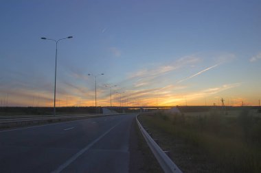 park önünde yolda yol işareti