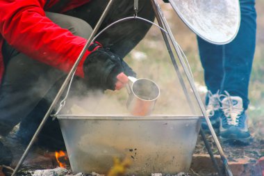 Kazan orman kamp ateşi üzerinde pişirme