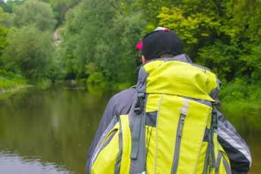Gölette arıyorum genç Gezgin otostop