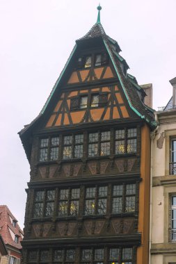 Renkli geleneksel Fransız evleri