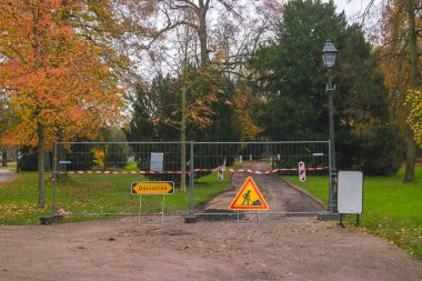 park önünde yolda yol işareti