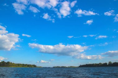 Akşam çayır tarafından çevrili nehir Hill