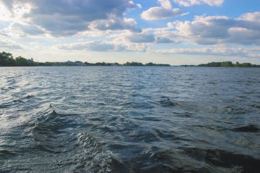 Akşam çayır tarafından çevrili nehir Hill