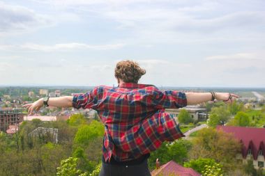 Ciddi yakışıklı delikanlı çatı kale duvarı, kareli gömlek