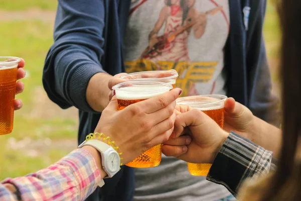 Altın bira, bira veya lager bir plastik tek kullanımlık bardak