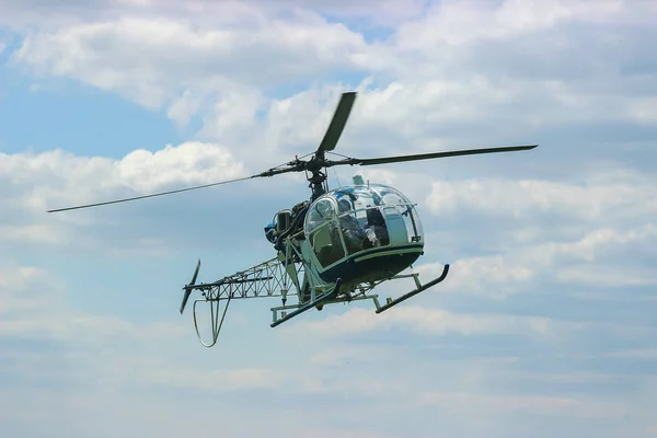 Вертолет лететь рядом с лесом — стоковое фото