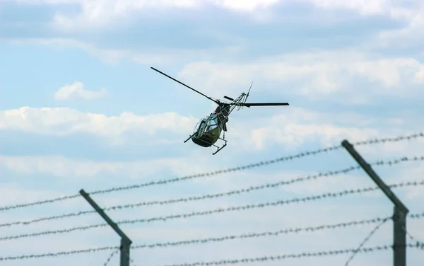 Helicóptero volar cerca del bosque — Foto de Stock