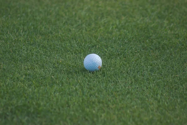 Pelota de golf en T —  Fotos de Stock