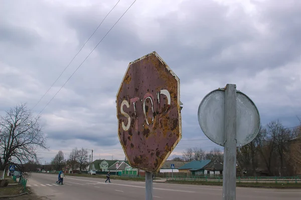 Antiguo signo de tráfico oxidado consumido por el tiempo — Foto de Stock