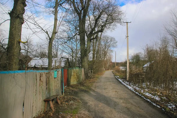 Opuszczone domy wiosna w pobliżu Chernobyl — Zdjęcie stockowe
