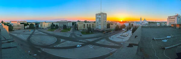 Soirée en ville de printemps avec lumières — Photo