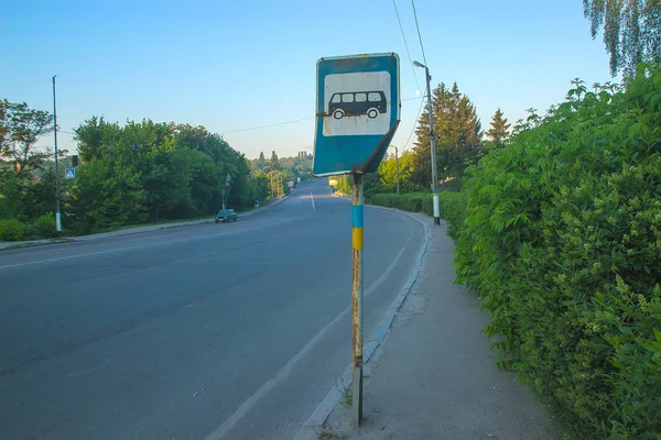 Stary zardzewiały Road Sign spożywane przez czas — Zdjęcie stockowe