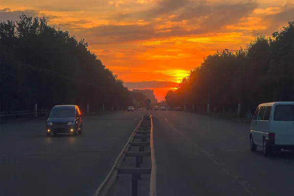 Красиве сонце висхідне небо з асфальтовими дорогами в сільській місцевості — стокове фото