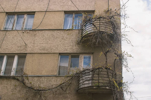 Venster en balkon op de muur — Stockfoto