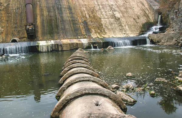 Velha barragem enferrujada em um rio no céu nublado — Fotografia de Stock