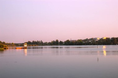 Orman ve kasaba çevrili nehir tepe akşamları