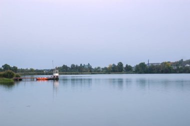 Orman ve kasaba çevrili nehir tepe akşamları