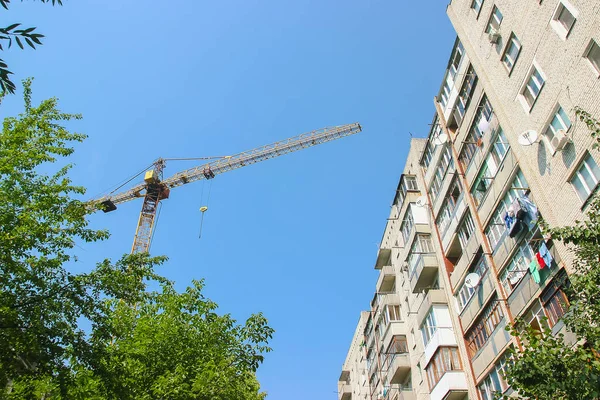 Costruzione di alloggi residenziali parzialmente costruiti nelle prime fasi di costruzione — Foto Stock