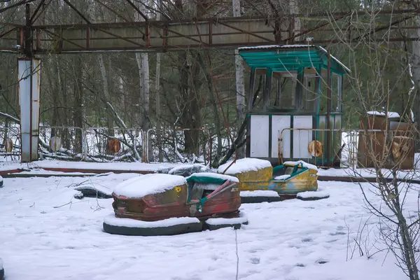 Детские аттракционы в Припяти на снегу — стоковое фото