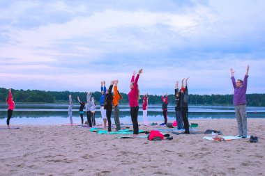 Zhytomyr, Ukrayna-9 Ağustos 2015: gündoğumu Yoga pratik Insanlar