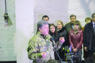 Zhytomyr, Ukrayna-10 Eki, 2014: Cumhurbaşkanı Petro Poroshenko Tank Fabrikası açılışında yer aldı
