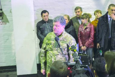 Zhytomyr, Ukrayna-10 Eki, 2014: Cumhurbaşkanı Petro Poroshenko Tank Fabrikası açılışında yer aldı