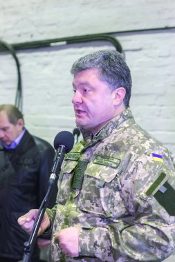 Zhytomyr, Ukrayna-10 Eki, 2014: Cumhurbaşkanı Petro Poroshenko Tank Fabrikası açılışında yer aldı